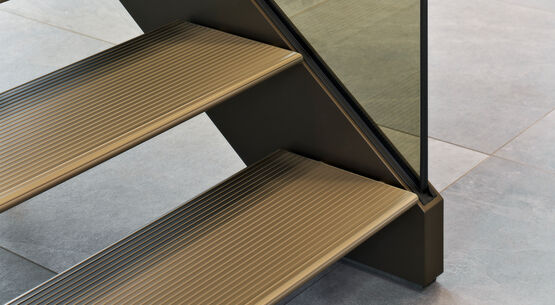 Escaliers droits pour bâtiments professionnels | NextGen Straight - produit présenté par EESTAIRS