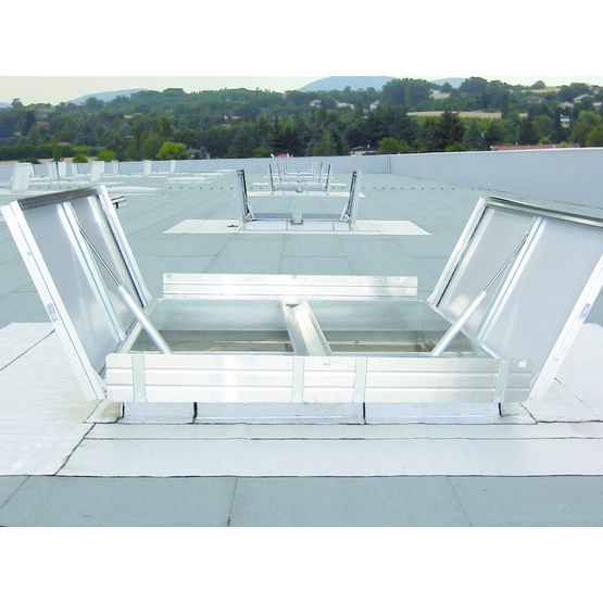 Exutoires de fumées à double vantail pour toitures étanchées | Ecofeu DV110/110 HPA - produit présenté par KINGSPAN LIGHT + AIR