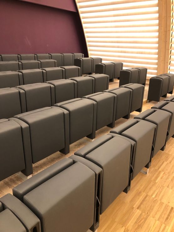 Fauteuil à assise escamotable pour salles de conférences  - produit présenté par HAZAN AMENAGEMENT