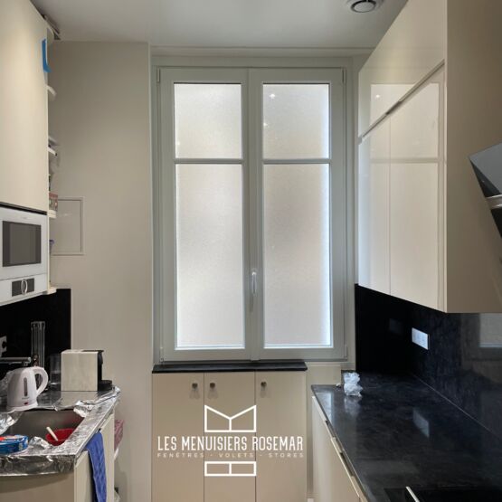 Fenêtre bois blanc Atlantem Solabaie | Menuiserie rénovation en dépose totale - produit présenté par LES MENUISIERS ROSEMAR