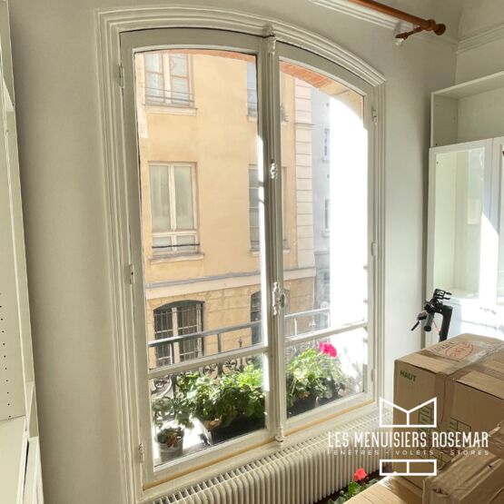 Fenêtre bois blanc laqué arrondie | Menuiserie traditionnelle avec petits bois décoratifs - produit présenté par LES MENUISIERS ROSEMAR