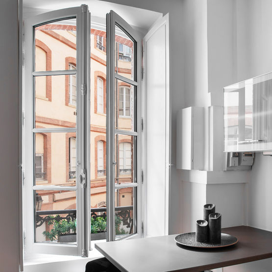 Fenêtre bois | Camille style Louvre - produit présenté par MILLET PORTES & FENÊTRES