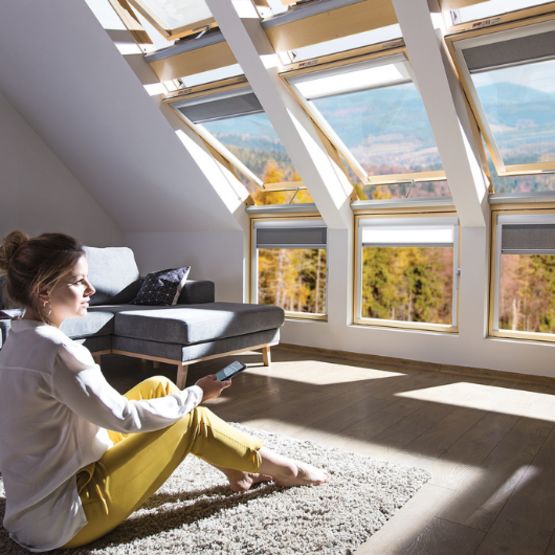  Fenêtre de toit électrique à rotation | FTP-V WiFi Tuya - FAKRO