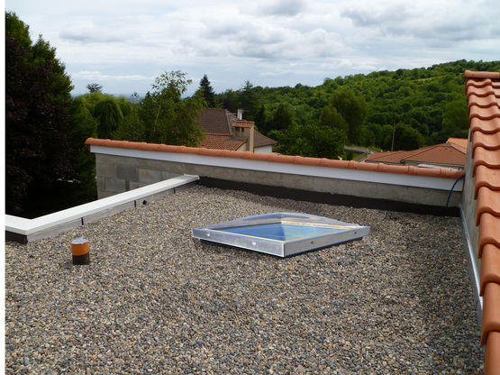 Equilux Wood : Fenêtre de toit pour maison individuelle et bâtiment tertiaire (toiture plate ...
