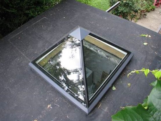  Fenêtre de toit pour toiture plate | GV Pyramide électrique avec charnières - GLAZING VISION PARIS