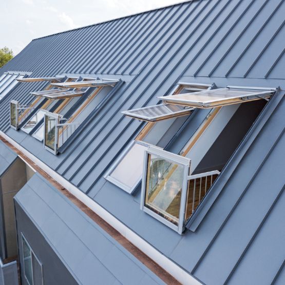  Fenêtre de toit transformable en balcon FAKRO | FGH-V P2 Galeria - Fenêtre de toit à ouverture par rotation