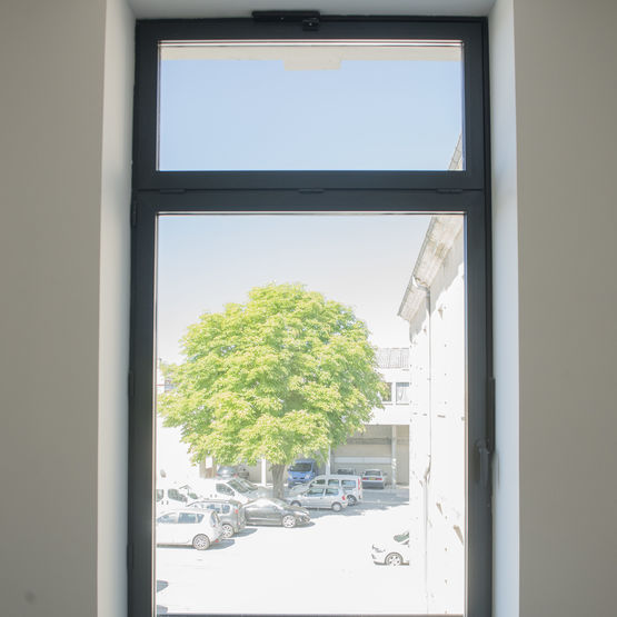 Fenêtre isolante en aluminium à ouvrant caché ou visible  | Alwin7 - produit présenté par OUVÊO