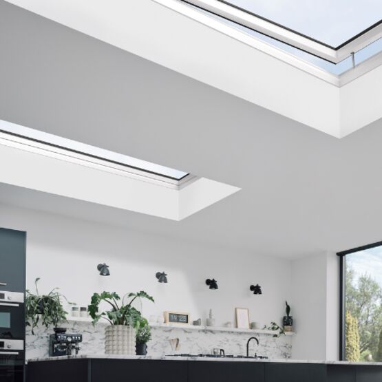  Fenêtre plane à isolation thermique élevée | DEF FAKRO - Fenêtre de toit pivotante ou à ouverture par projection