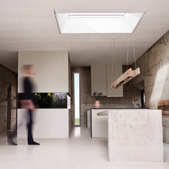 Fenêtre plane praticable pour toit plat | DXW FAKRO - produit présenté par FAKRO