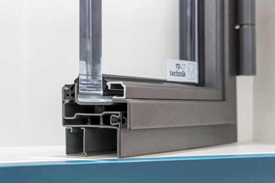  Fenêtres en acier à ouvrants cachés | Fineline - RP TECHNIK - KLOECKNER METALS FRANCE