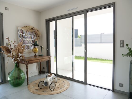 Fenêtres et Portes-fenêtres coulissantes en aluminium | Empreinte® - produit présenté par PASQUET MENUISERIES