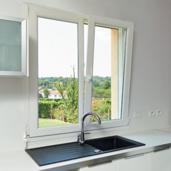 Fenêtres et portes-fenêtres PVC à frappe, fixes ou à soufflet | Optimil 