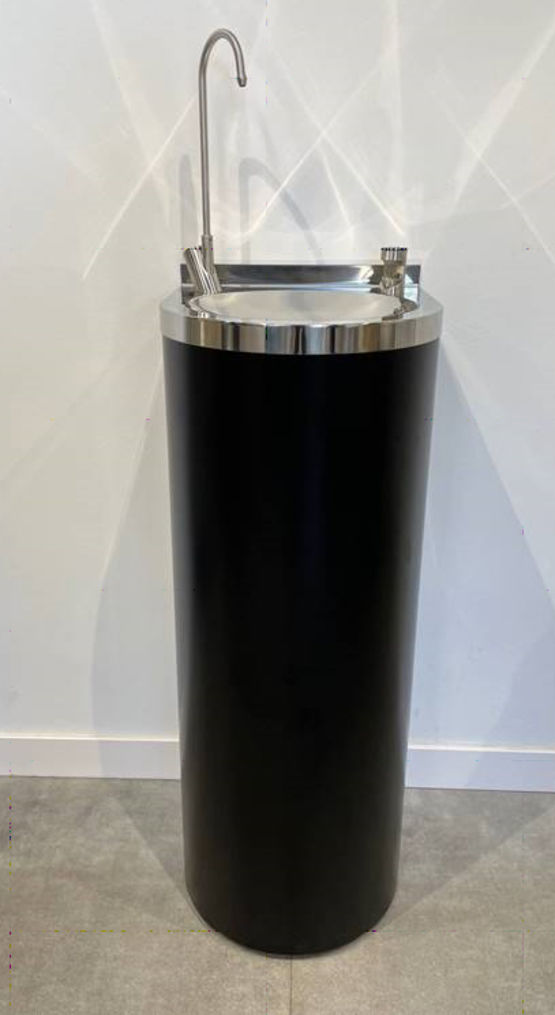  Fontaine à boire réfrigérée sur pied inox finition noire avec robinets sans contact à détection | FO-B02-N - Équipements sanitaires pour collectivités et laboratoires