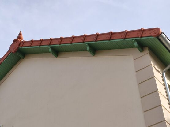 Fronton décoratif en terre cuite | Ornement de toiture et façade sur mesure