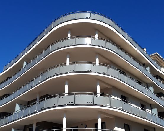  Garde-corps aluminium  FERIA à remplissage axé sur dalle - HORIZAL