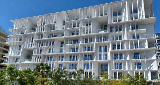 Garde-corps aluminium FERIA FILANT PASSANT DEVANT DALLE CLASSIQUE 