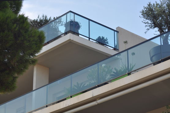  Garde-corps aluminium vitré, barreaudé, tôlé | MACASSAR - Série 311 - PROFILS SYSTÈMES