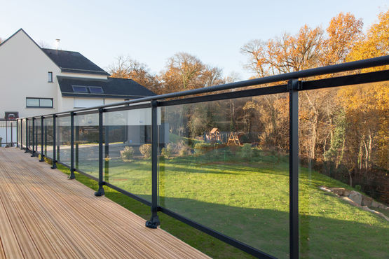  Garde-corps aluminium vitré, barreaudé, tôlé | MACASSAR - Série 311 - Garde-corps en aluminium