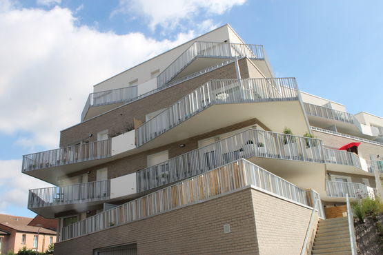  Garde-corps avec barreaudage vertical large | Modèle HERAL RECOUVRANT LE NEZ DE DALLE - HORIZAL