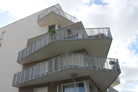 Garde-corps avec barreaudage vertical large | Modèle HERAL RECOUVRANT LE NEZ DE DALLE - produit présenté par HORIZAL