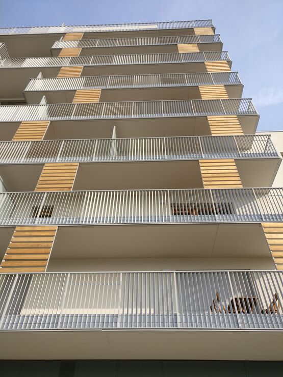  Garde-corps avec barreaudage vertical large | Modèle HERAL RECOUVRANT LE NEZ DE DALLE - Garde-corps en aluminium