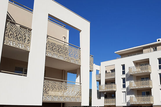 Garde-corps avec recouvrement du nez de dalle | AREAL PASSANT DEVANT DALLE - produit présenté par HORIZAL