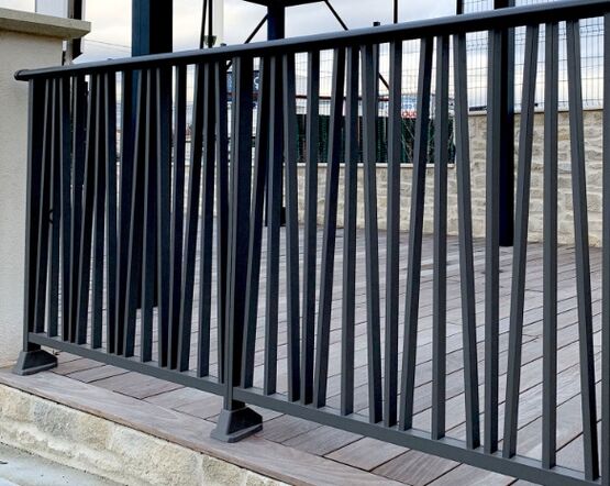  Garde-corps barreaudé sur mesure en aluminium TEVEL conforme aux normes de sécurité pour balcon et escalier - Garde-corps en aluminium