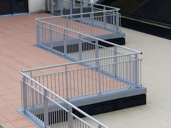 Garde-corps en aluminium à design acier pour toiture-terrasse accessible et balcon | Lotentic - produit présenté par DANI ALU
