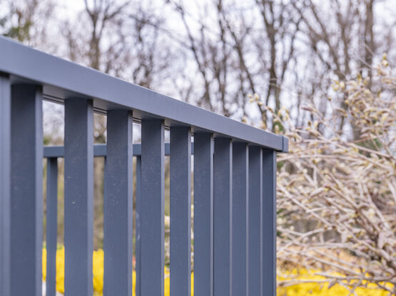 Garde-corps en aluminium | YANA - produit présenté par KOSTUM MAISON CADIOU