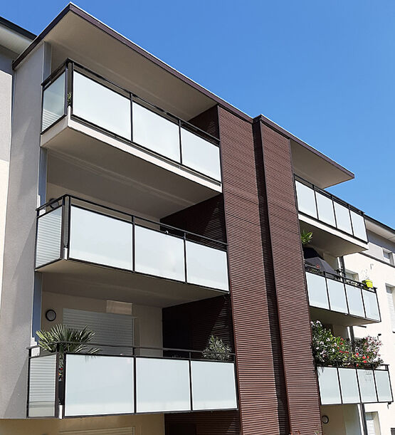 Garde-corps FERIA à remplissage axé passant devant le nez de dalle