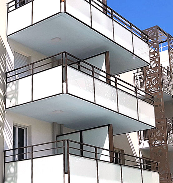  Garde-corps FERIA à remplissage axé passant devant le nez de dalle - HORIZAL