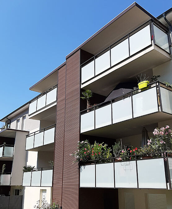  Garde-corps FERIA à remplissage axé passant devant le nez de dalle - Garde-corps en aluminium