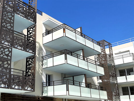 Garde-corps FERIA à remplissage axé passant devant le nez de dalle - produit présenté par HORIZAL