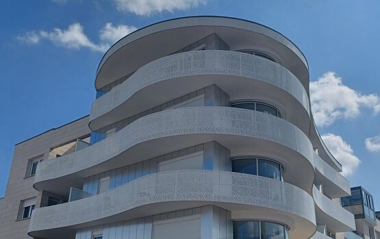  Garde-corps filant en tôle pleine ou perforée et profilés aluminium |  FERIA FILANT TOLE RAPPORTEE - HORIZAL