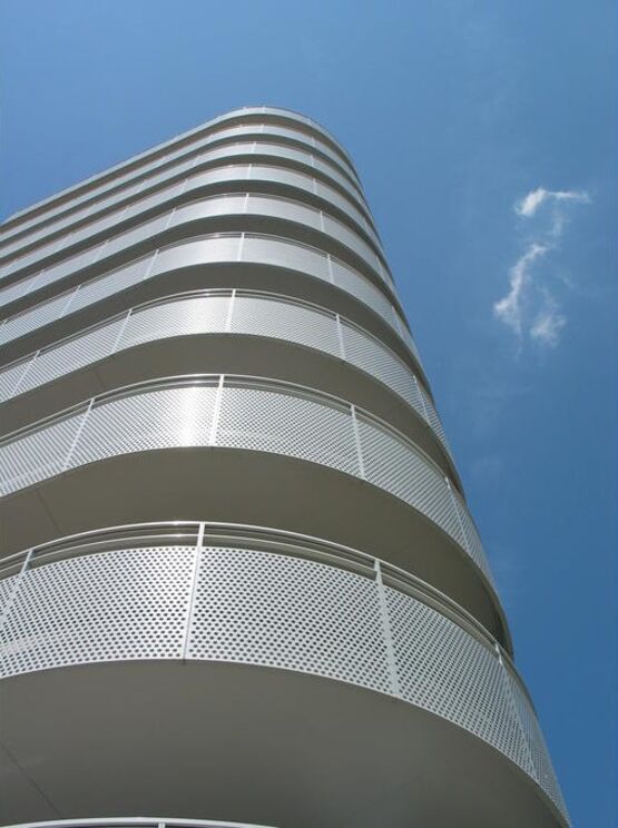  Garde-corps filant en tôle pleine ou perforée et profilés aluminium |  FERIA FILANT TOLE RAPPORTEE - Garde-corps en aluminium