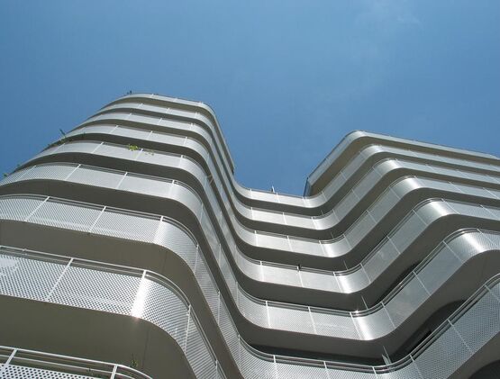 Garde-corps filant en tôle pleine ou perforée et profilés aluminium |  FERIA FILANT TOLE RAPPORTEE - produit présenté par HORIZAL