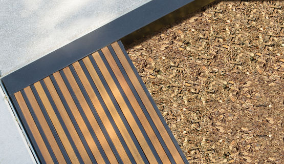  Grille carrée en lames de bois enchâssées entre fers plats sur chant  | Stanford - AREA
