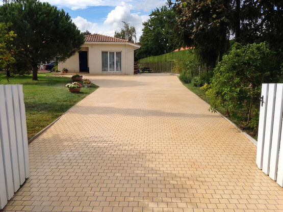 Grille carrossable à remplir de béton, aspect pavage, pour sols extérieurs | PAVÉFORM - produit présenté par SOFADES