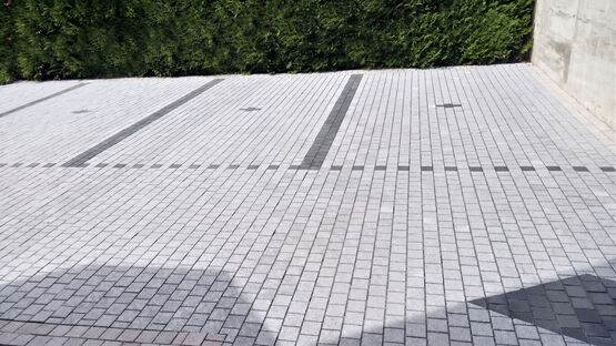 Grille de pavés granit massif pour sols extérieurs carrossables et drainants | PAVÉFAST - produit présenté par SOFADES