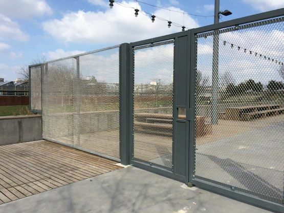 Grille en maille spiralée métallique pour clôture, rideau, façade, plafond, cloison, garde-corps | Spiralia - produit présenté par TISSMETAL/ MC&I