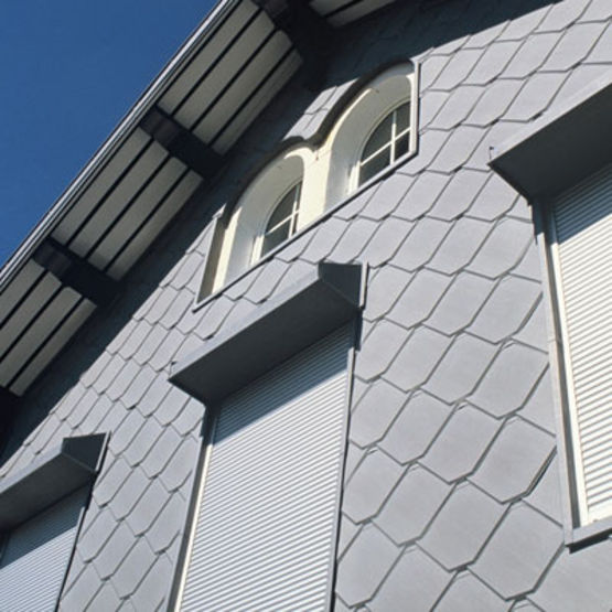 Habillage de façade en éléments de zinc prépatiné en forme d&#039;écaille | VMZ Adeka façade