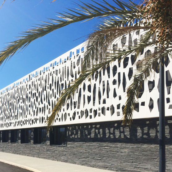  Habillage de façade sur mesure en aluminium, inox, béton, corian - Parements décoratifs pour façade