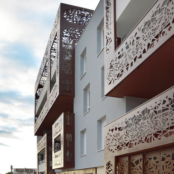 Habillage de façade sur mesure en aluminium, inox, béton, corian - produit présenté par FRANCE RESILLE