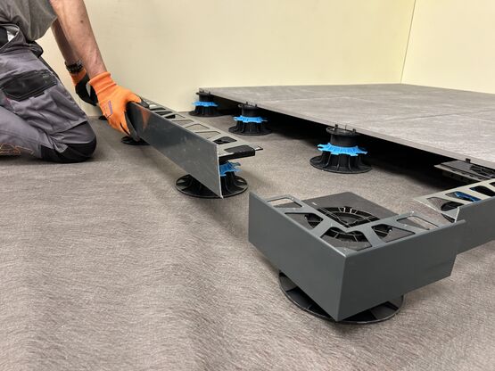 Habillage de terrasses et balcons avec profilé de rive spécial dalles 20 mm | Schlüter®-BARA-RTC. - produit présenté par SCHLÜTER SYSTEMS