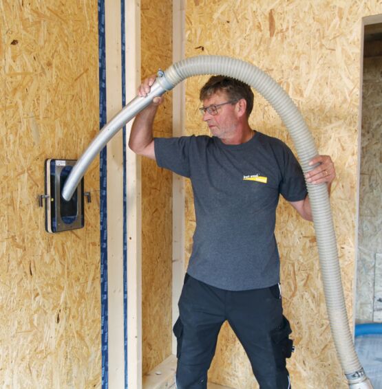 Isolation à insuffler en fibre de bois | best wood FIBRE pour ossature bois et toiture - produit présenté par BEST WOOD SCHNEIDER GMBH