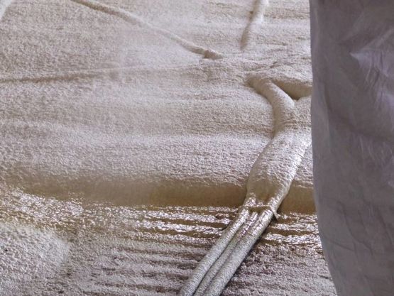 Isolation thermique à projeter à base de mousse polyuréthane pour sols | ISOLAT BMS Application pour les sols - Isolant minéral ou à base de polymères en vrac ou floqué
