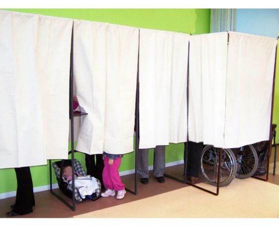  Isoloir de vote avec rideau ignifugé - NORMEQUIP