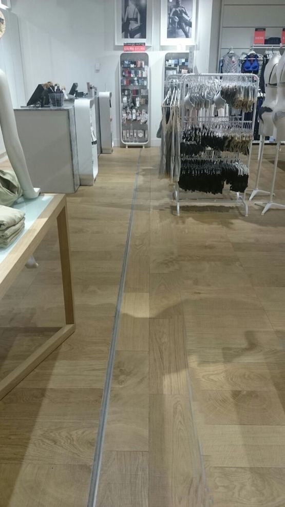 Joint de dilatation spécial pour sol en résine et revêtement PVC / VINYL (LVT) - produit présenté par ADESOL - TECNO-K