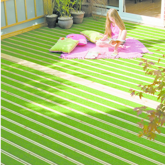 Habiller une terrasse de gazon synthétique et de bois - Gamm vert