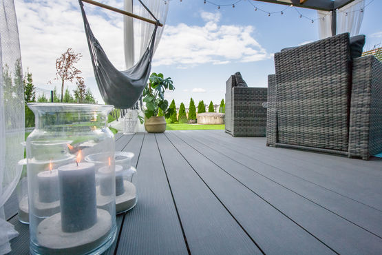 Lames de terrasse extérieure en bois et PVC | Twinson Character - produit présenté par DECEUNINCK